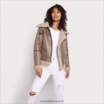 jp Sam Edelman 女性 ショートアビエータージャケット ライトカーキ 4NFV0P1276 衣服 - Image 3