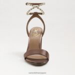 jp Sam Edelman 女性 ヤネリ ブロックヒールサンダル トフィーサテン 4NFV0P856 履物 - Image 3